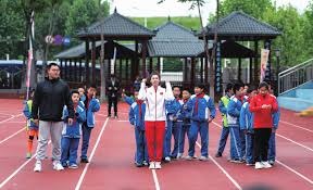 《身高201厘米的挑战：贾吉如何克服巨大打击区带来的防守死角？》