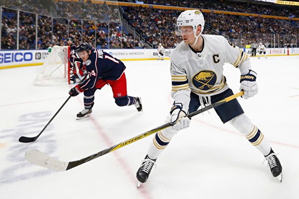 圣地亚哥教士队主场启用，其标志性的西普大楼成为球场的一部分